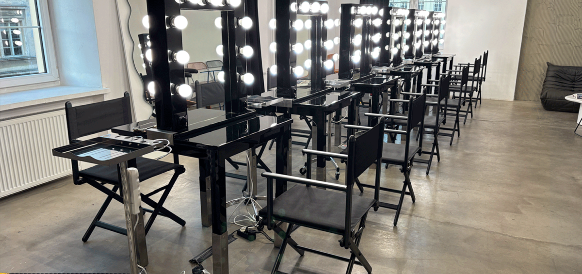 Stanowiska Dwustronne Fryzjerskie z Niskimi Krzesłami Reżyserskimi i Pomocnikami Do Stylizacji Włosów