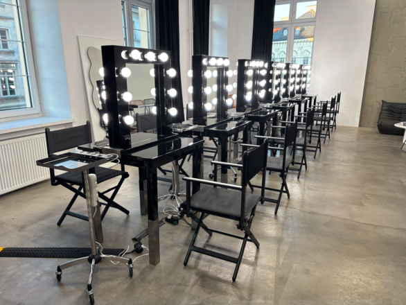 Stanowiska Dwustronne Fryzjerskie z Niskimi Krzesłami Reżyserskimi i Pomocnikami Do Stylizacji Włosów