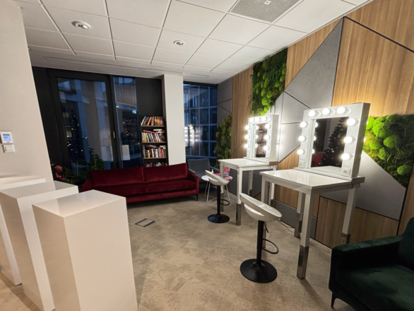 Stanowiska Do Makijażu Białe z Hokerami Glamour i Ekspozytorami od Backstage4Rent