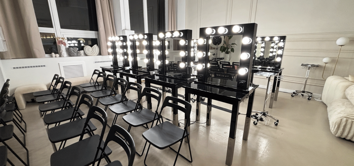 Konsole Fryzjerskie, Pomocniki Fryzjerskie i Krzesła Składane od Backstage4Rent. Wypożyczalnia Mebli Eventowych Warszawa.