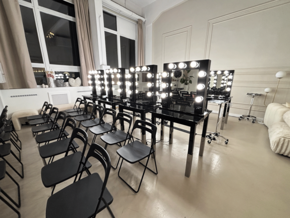 Konsole Fryzjerskie, Pomocniki Fryzjerskie i Krzesła Składane od Backstage4Rent. Wypożyczalnia Mebli Eventowych Warszawa.