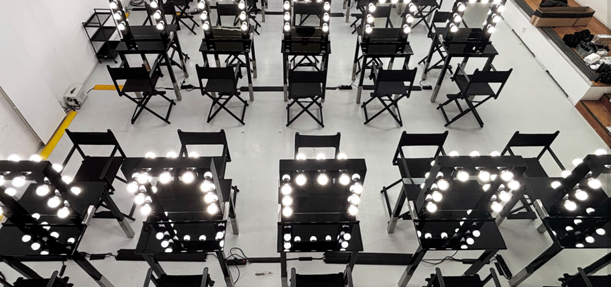 15 Stanowisk do Makijażu - Dwustronnych Czarnych + 30 Krzeseł Reżyserskich od Backstage4Rent