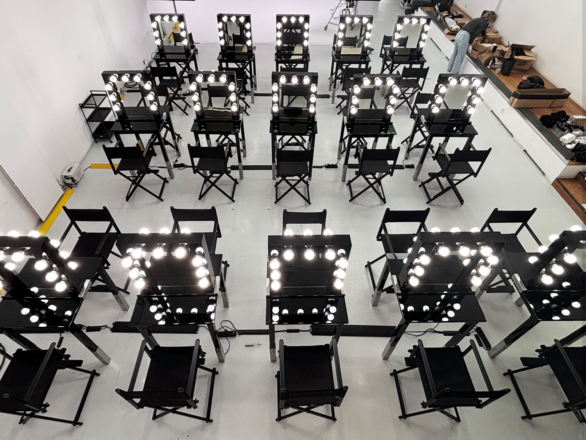 15 Stanowisk do Makijażu - Dwustronnych Czarnych + 30 Krzeseł Reżyserskich od Backstage4Rent