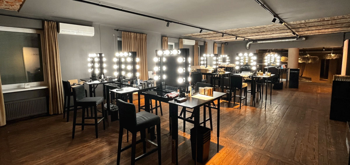 Stanowiska do makijażu od Bactsage4Rent wypożyczalni mebli eventowych w Warszawie.